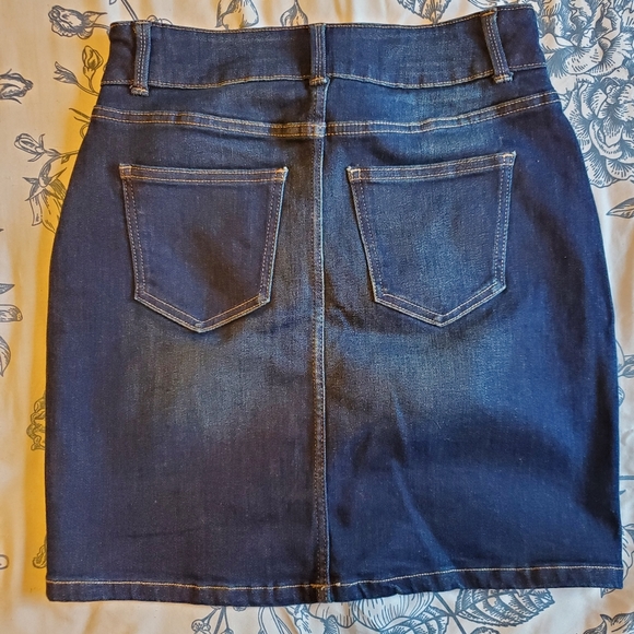 Women's dark wash Denim skirt - Picture 2 of 4